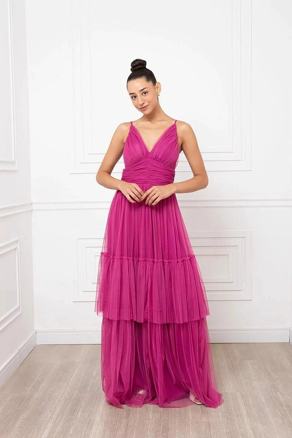 Vestido Standard com alça fina e saia de babado.