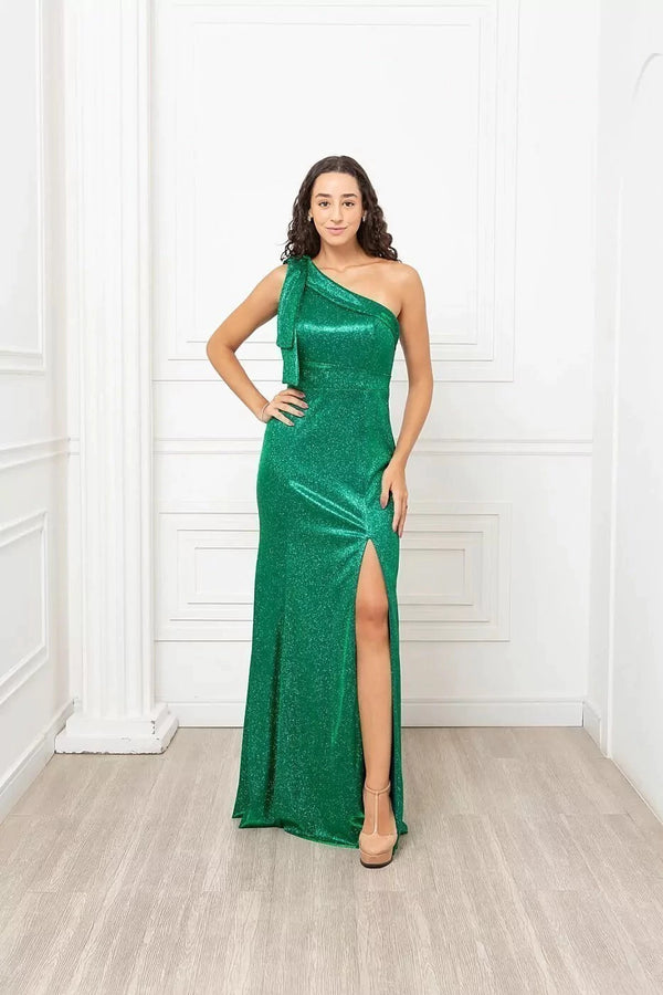Vestido feito em lurex, um ombro só, com detalhe de laço e fenda lateral.