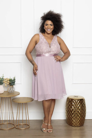 Vestido curto com saia de chiffon e corpete de renda com glitter.
